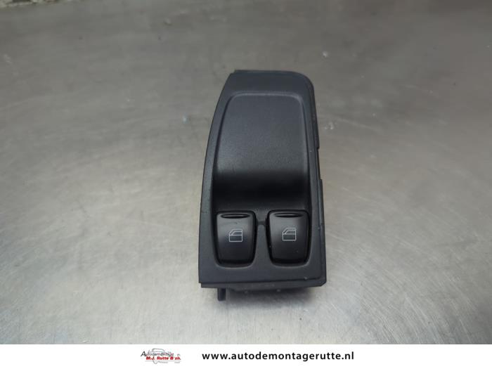 Usados Interruptor de ventanilla eléctrica Smart Fortwo Coupé (451.3) 1.0 Micro Hybrid Drive Precio de solicitud ofrecido por Autodemontage M.J. Rutte B.V.