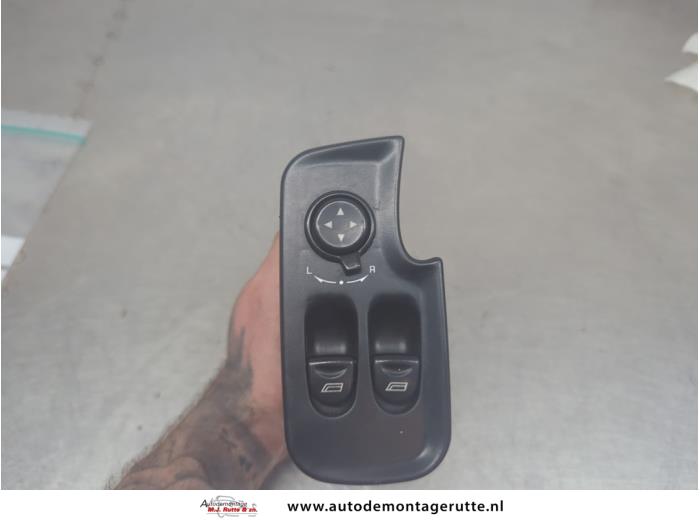 Usados Interruptor combinado de ventanillas Alfa Romeo 147 (937) 1.6 Twin Spark 16V Precio de solicitud ofrecido por Autodemontage M.J. Rutte B.V.