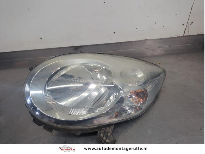 Używane Reflektor lewy Citroen C1 1.0 12V Cena na żądanie oferowane przez Autodemontage M.J. Rutte B.V.
