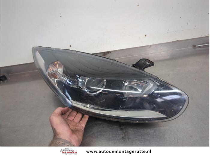 Używane Reflektor prawy Renault Megane III Grandtour (KZ) 1.2 16V TCE 130 Cena na żądanie oferowane przez Autodemontage M.J. Rutte B.V.