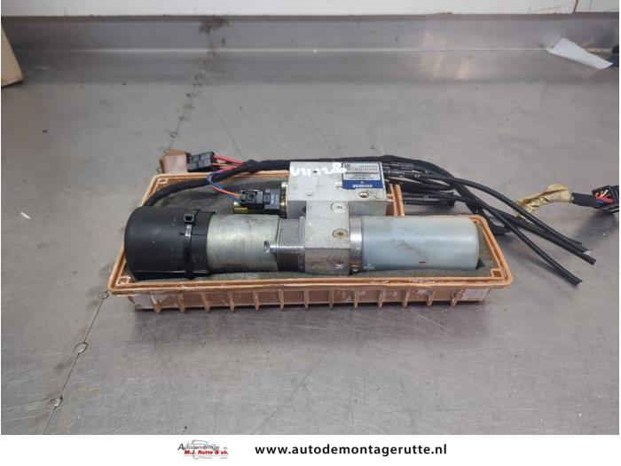 Używane Silnik dachu cabrio Opel Tigra Twin Top 1.4 16V Cena € 225,00 Procedura marży oferowane przez Autodemontage M.J. Rutte B.V.