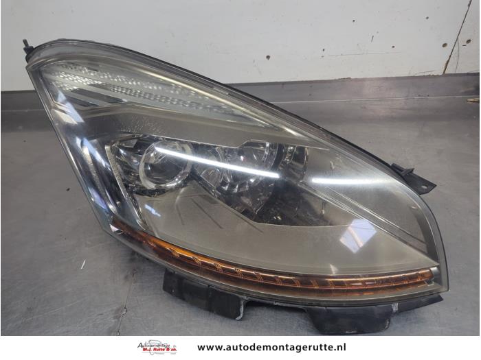 Używane Reflektor prawy Citroen C4 Grand Picasso (UA) 2.0 16V Autom. Cena na żądanie oferowane przez Autodemontage M.J. Rutte B.V.