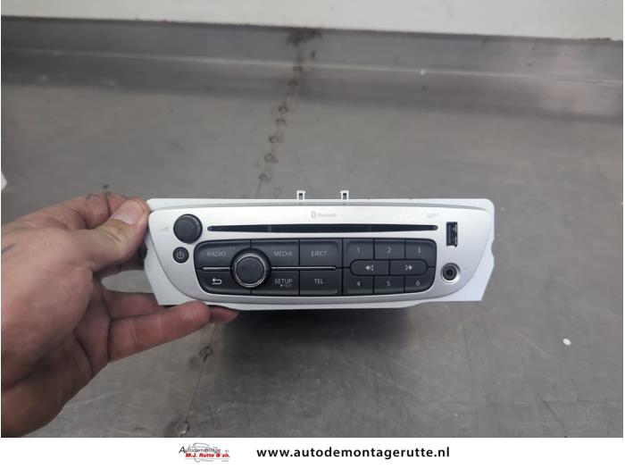 Używane Radio Renault Megane III Grandtour (KZ) 1.2 16V TCE 130 Cena na żądanie oferowane przez Autodemontage M.J. Rutte B.V.