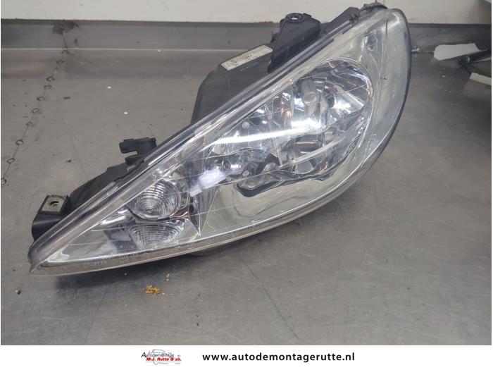 Używane Reflektor lewy Peugeot 206 (2A/C/H/J/S) 1.6 16V Cena na żądanie oferowane przez Autodemontage M.J. Rutte B.V.
