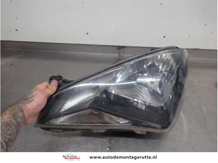 Używane Reflektor lewy Seat Mii 1.0 12V Cena na żądanie oferowane przez Autodemontage M.J. Rutte B.V.