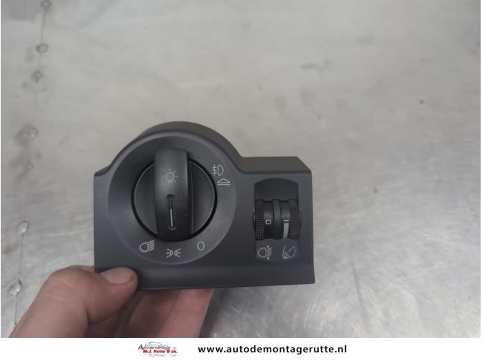 Używane Przelacznik swiatel Audi A2 (8Z0) 1.4 16V Cena na żądanie oferowane przez Autodemontage M.J. Rutte B.V.
