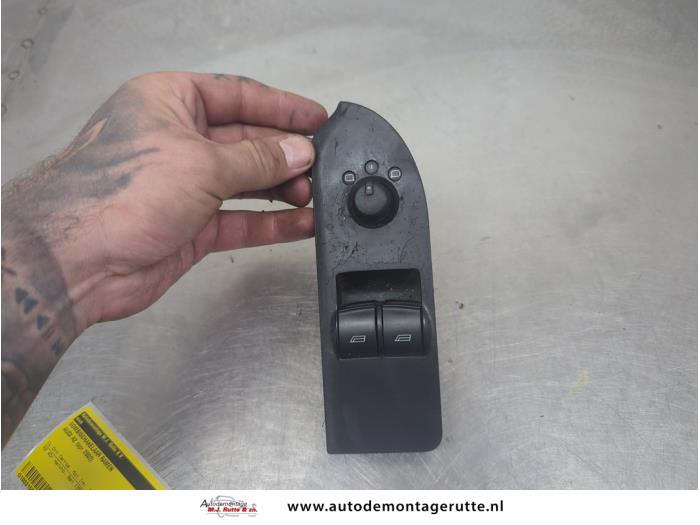 Usados Interruptor combinado de ventanillas Audi A2 (8Z0) 1.4 16V Precio de solicitud ofrecido por Autodemontage M.J. Rutte B.V.