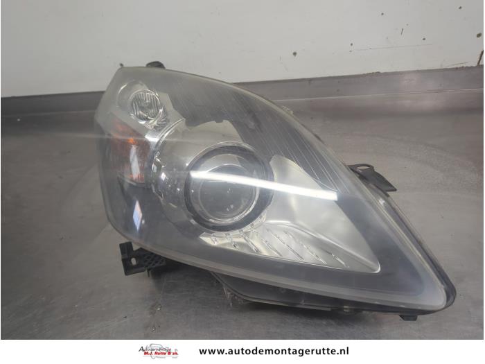 Używane Reflektor prawy Opel Zafira (M75) 2.2 16V Direct Ecotec Cena na żądanie oferowane przez Autodemontage M.J. Rutte B.V.