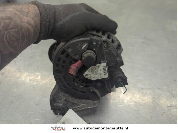 Dynamo van een BMW X3 (E83) 3.0i xDrive 24V 2004