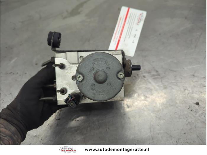 Używane Pompa ABS BMW 7 serie (E65/E66/E67) 745i,Li 4.4 V8 32V Cena na żądanie oferowane przez Autodemontage M.J. Rutte B.V.