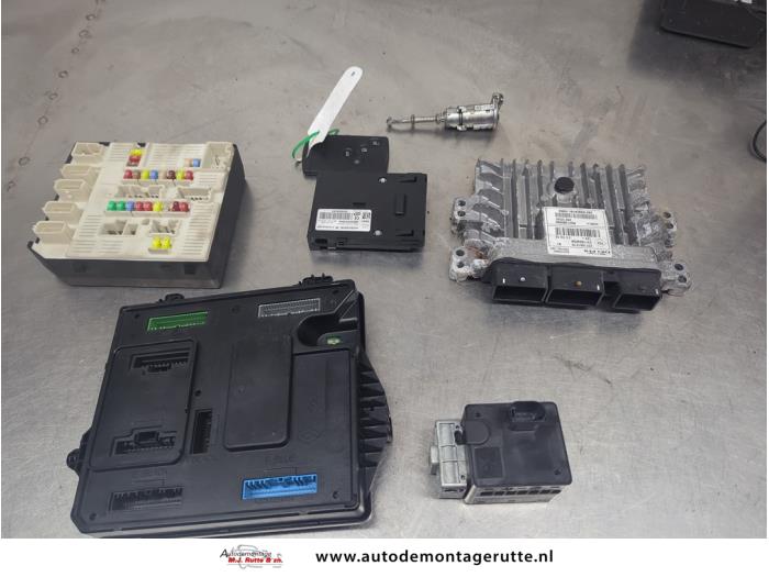 Used Ignition lock + computer Renault Megane III Berline (BZ) 1.5 dCi 90 Price on request offered by Autodemontage M.J. Rutte B.V.