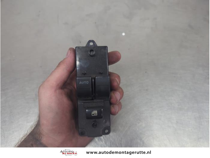 Usados Interruptor combinado de ventanillas Mazda Demio (DW) 1.5 16V Precio de solicitud ofrecido por Autodemontage M.J. Rutte B.V.