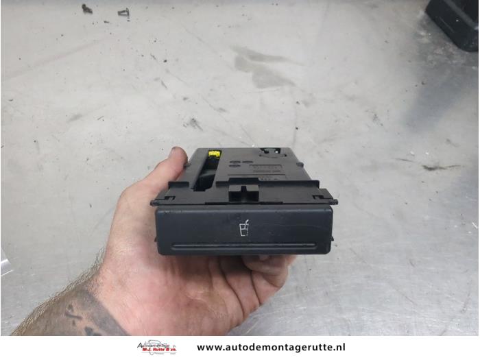Używane Uchwyt na kubek Audi A2 (8Z0) 1.4 16V Cena na żądanie oferowane przez Autodemontage M.J. Rutte B.V.