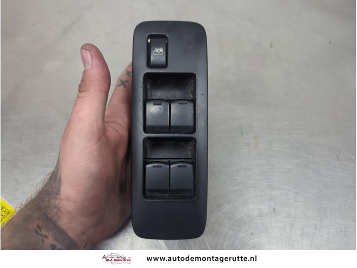 Usados Interruptor combinado de ventanillas Nissan Qashqai (J10) 2.0 16V 4x4 Precio de solicitud ofrecido por Autodemontage M.J. Rutte B.V.