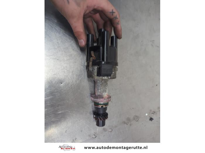 Used Distributor Volkswagen Golf III Cabrio Restyling (1E7) 1.8 Price on request offered by Autodemontage M.J. Rutte B.V.