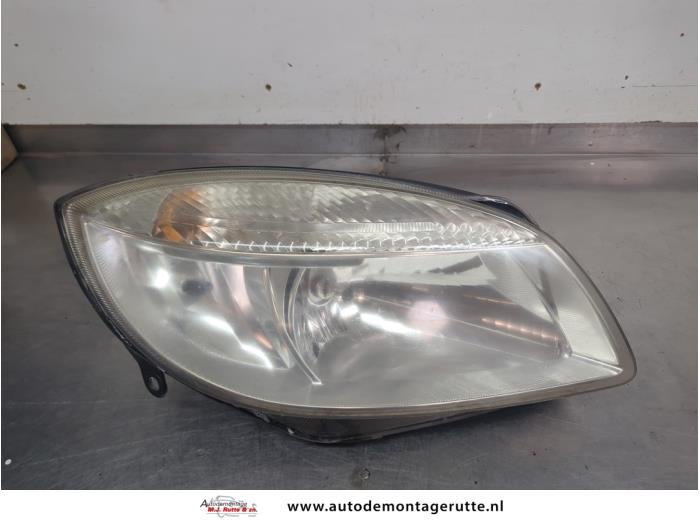 Używane Reflektor prawy Skoda Roomster (5J) 1.4 16V Cena na żądanie oferowane przez Autodemontage M.J. Rutte B.V.