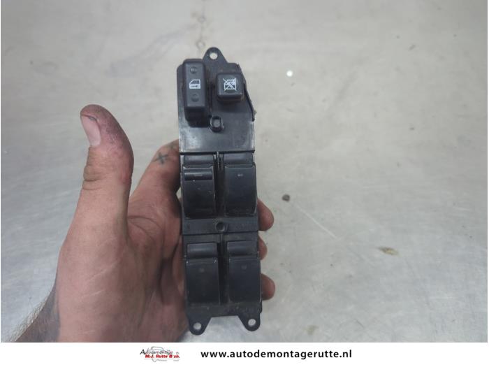 Usados Interruptor combinado de ventanillas Toyota Corolla Verso (R10/11) 1.8 16V VVT-i Precio de solicitud ofrecido por Autodemontage M.J. Rutte B.V.