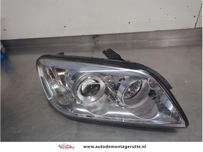 Używane Reflektor prawy Chevrolet Captiva (C100) 2.4 16V 4x2 Cena na żądanie oferowane przez Autodemontage M.J. Rutte B.V.