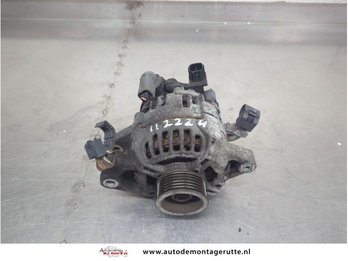 Begagnade Dynamo Toyota Yaris II (P9) 1.0 12V VVT-i Pris på förfrågan erbjuds av Autodemontage M.J. Rutte B.V.