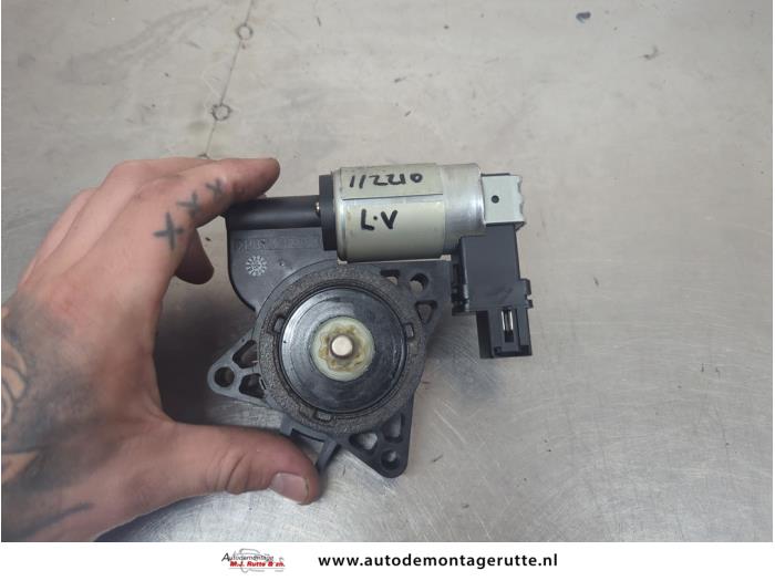Usados Motor de ventanilla de puerta Mazda 5 (CR19) 1.8i 16V Precio de solicitud ofrecido por Autodemontage M.J. Rutte B.V.
