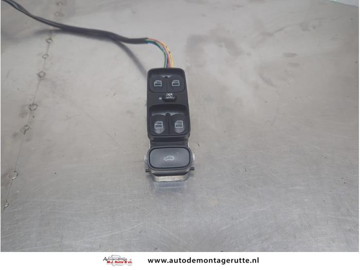 Usados Interruptor combinado de ventanillas Mercedes CLK (C209) 2.7 270 CDI 20V Precio de solicitud ofrecido por Autodemontage M.J. Rutte B.V.