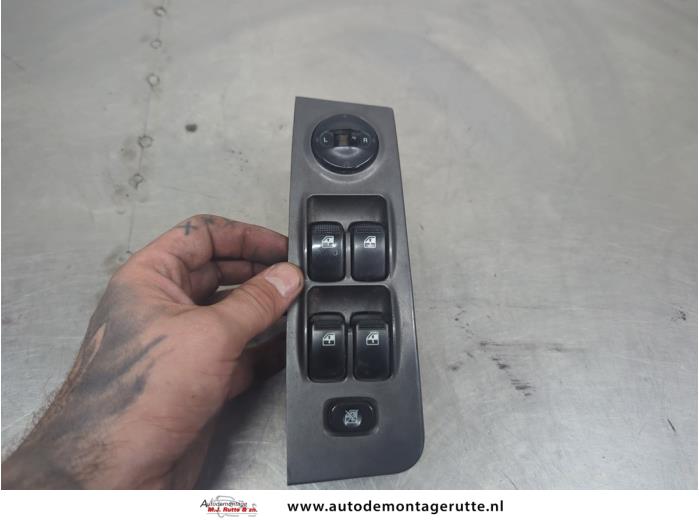 Usados Interruptor combinado de ventanillas Hyundai Matrix 1.6 16V Precio de solicitud ofrecido por Autodemontage M.J. Rutte B.V.