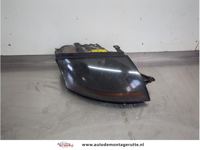 Używane Reflektor prawy Audi TT (8N3) 1.8 20V Turbo Cena € 300,00 Procedura marży oferowane przez Autodemontage M.J. Rutte B.V.