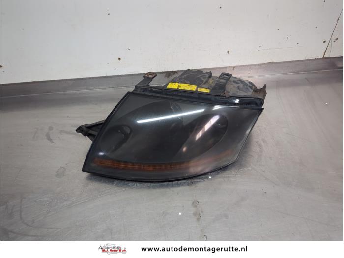 Używane Reflektor lewy Audi TT (8N3) 1.8 20V Turbo Cena € 300,00 Procedura marży oferowane przez Autodemontage M.J. Rutte B.V.