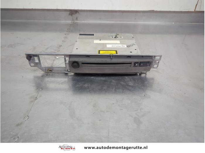 Używane Odtwarzacz CD BMW 7 serie (E65/E66/E67) 745i,Li 4.4 V8 32V Cena na żądanie oferowane przez Autodemontage M.J. Rutte B.V.