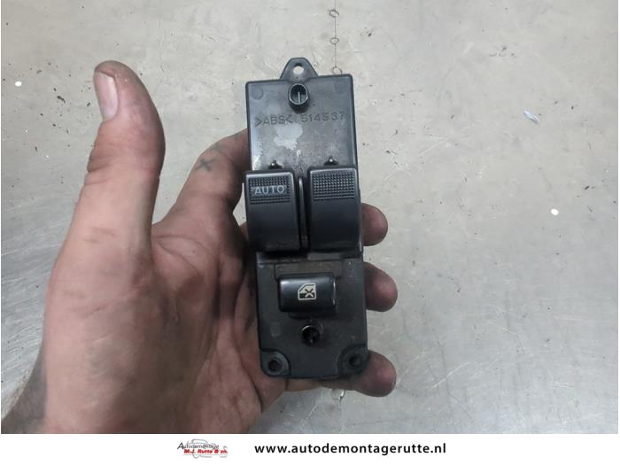 Usados Interruptor combinado de ventanillas Mazda Demio (DW) 1.3 16V Precio de solicitud ofrecido por Autodemontage M.J. Rutte B.V.