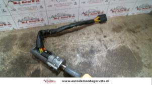 Usados Cerradura de contacto y llave Renault Twingo (C06) 1.2 Precio de solicitud ofrecido por Autodemontage M.J. Rutte B.V.