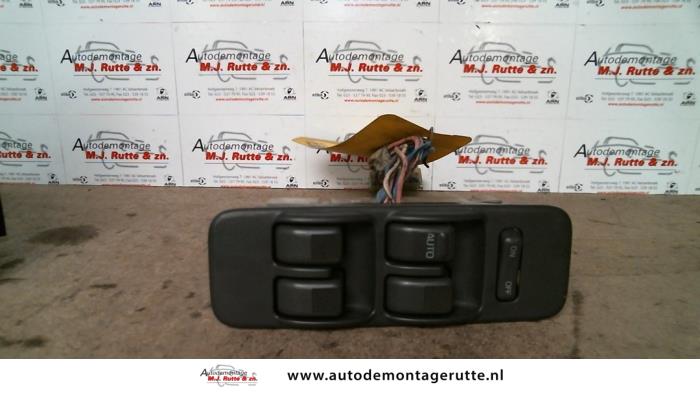 Usados Interruptor combinado de ventanillas Daihatsu Applause I 1.6 16V Precio de solicitud ofrecido por Autodemontage M.J. Rutte B.V.