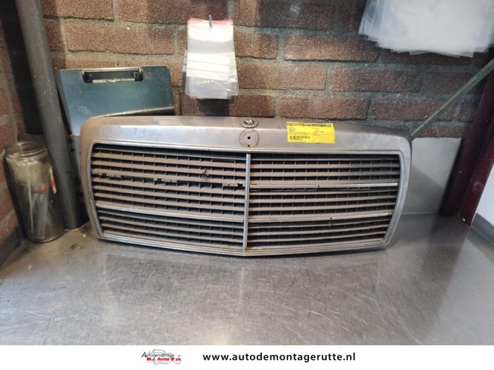 Używane Grill Mercedes 190 (W201) 1.8 E Cena na żądanie oferowane przez Autodemontage M.J. Rutte B.V.