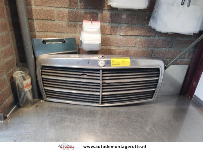 Używane Grill Mercedes 190 (W201) 1.8 E Cena na żądanie oferowane przez Autodemontage M.J. Rutte B.V.