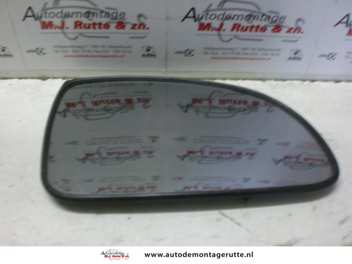 Mirror glass, right from a Hyundai Accent 1.5i 12V 2000