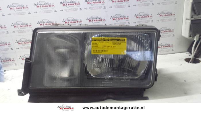 Używane Reflektor lewy Mercedes 190 (W201) 2.0 E Cena na żądanie oferowane przez Autodemontage M.J. Rutte B.V.