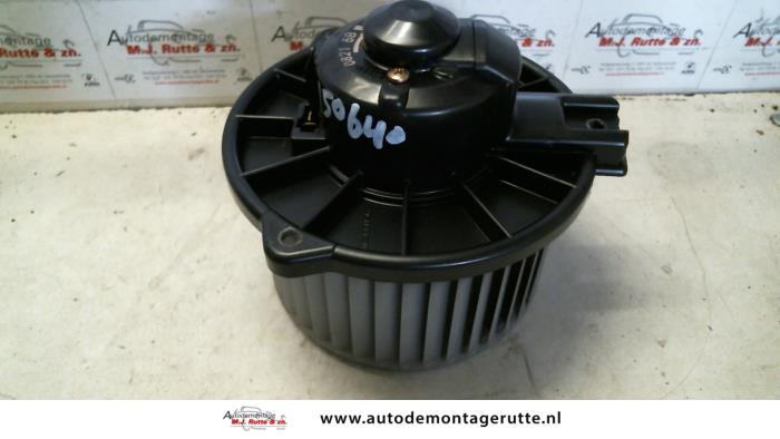 Heating and ventilation fan motor from a Toyota Yaris (P1) 1.0 16V VVT-i 2000