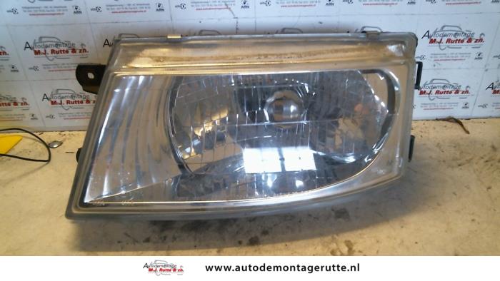 Używane Reflektor lewy Mitsubishi Space Runner (N1/N2) 1.8 GLi 16V Cena na żądanie oferowane przez Autodemontage M.J. Rutte B.V.