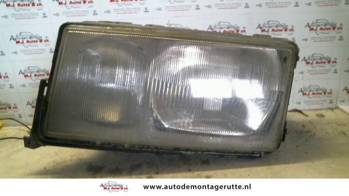 Używane Reflektor lewy Mercedes 190 (W201) 2.0 E Cena na żądanie oferowane przez Autodemontage M.J. Rutte B.V.