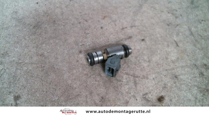 Injektor (Benzineinspritzung) van een Renault Megane (BA/SA) 1.4 16V 2001