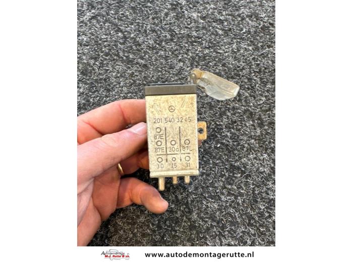 Begagnade Relä Mercedes 260SE-600SEL Pris på förfrågan erbjuds av Autodemontage M.J. Rutte B.V.
