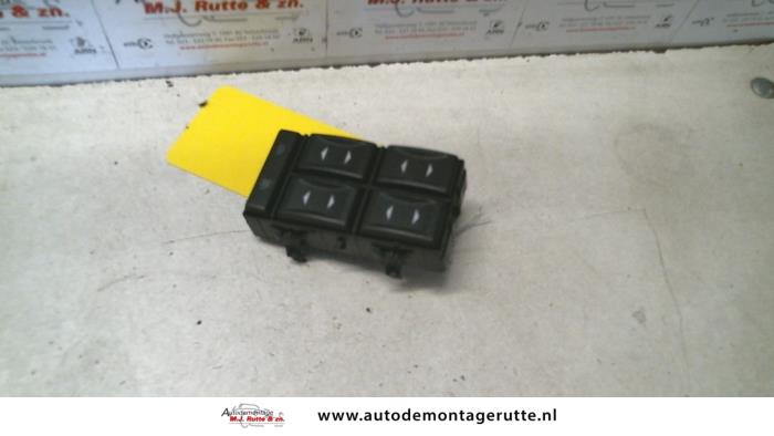 Usados Interruptor combinado de ventanillas Ford Mondeo III 2.0 TDCi 130 16V Precio de solicitud ofrecido por Autodemontage M.J. Rutte B.V.