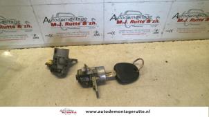 Used Door lock cylinder, right Hyundai Starex (H 1) 2.5 TD Price on request offered by Autodemontage M.J. Rutte B.V.