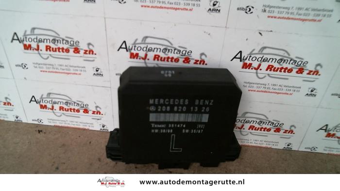 Central door locking module from a Mercedes-Benz C Combi (S202) 2.2 C-200 CDI 16V 1999