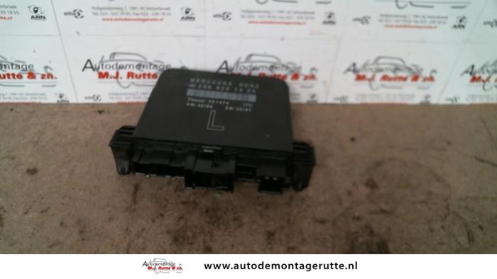 Central door locking module from a Mercedes-Benz C Combi (S202) 2.2 C-200 CDI 16V 1999