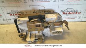 Used Front door lock mechanism 4-door, right Lancia Phedra 2.0 16V Price on request offered by Autodemontage M.J. Rutte B.V.