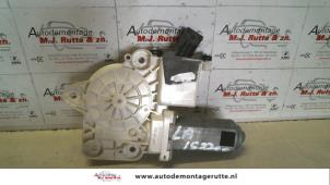 Used Door window motor Opel Signum (F48) 2.2 DGI 16V Price on request offered by Autodemontage M.J. Rutte B.V.