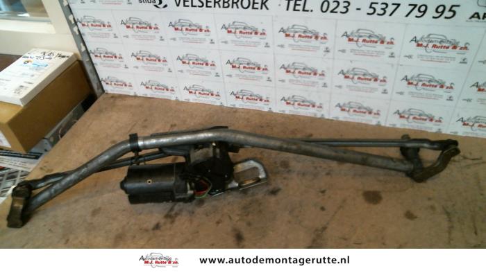 Wiper motor + mechanism from a Volkswagen Transporter/Caravelle T4 2.5 TDI 1997