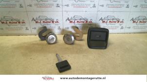 Usados Cilindro de juego de cerraduras (completo) Peugeot 306 (7A/C/S) 1.4 XN,XR,XA,XRA Precio de solicitud ofrecido por Autodemontage M.J. Rutte B.V.