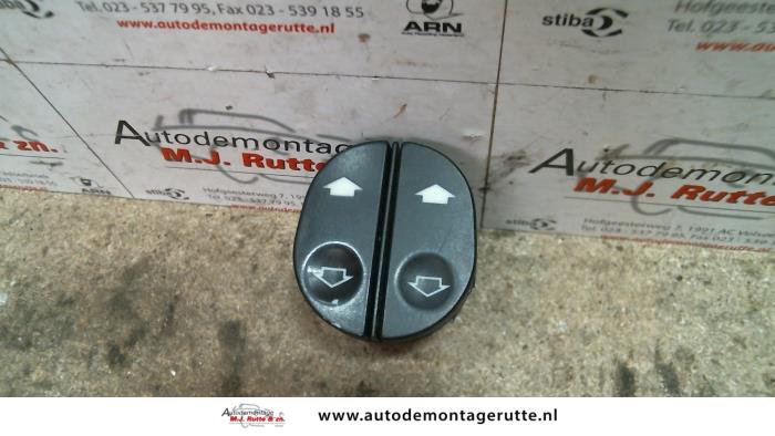 Electric window switch from a Ford Fiesta 4 1.6 16V 2001